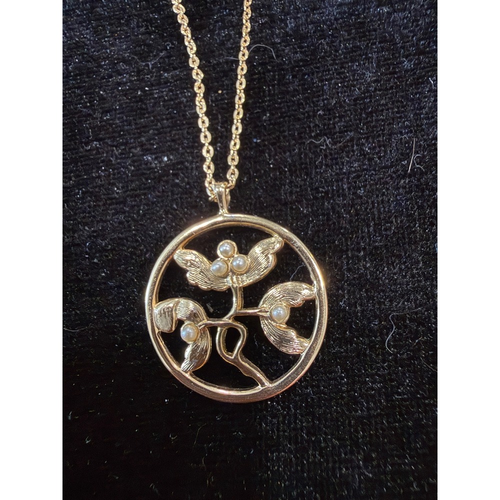Vintage Avon Gold Tone Faux Pearl Floral Circle Pendant Necklace
